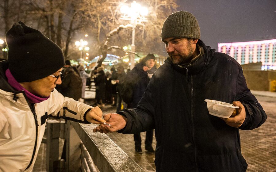 Волонтер фонда оказывает медицинскую помощь бездомному у Киевского вокзала Волонтер фонда оказывает медицинскую помощь бездомному у Киевского вокзала