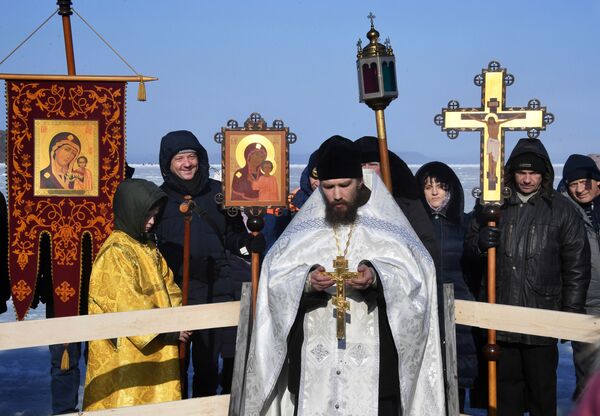 Освящение крещенской купели в бухте Новик острова Русский во Владивостоке Освящение крещенской купели в бухте Новик острова Русский во Владивостоке