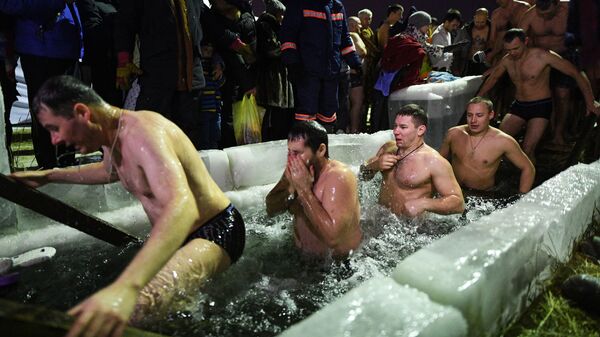 Верующие во время традиционных купаний в праздник Крещения на водохранилище Новосибирской ГЭС возле пляжа Бумеранг Верующие во время традиционных купаний в праздник Крещения на водохранилище Новосибирской ГЭС возле пляжа Бумеранг