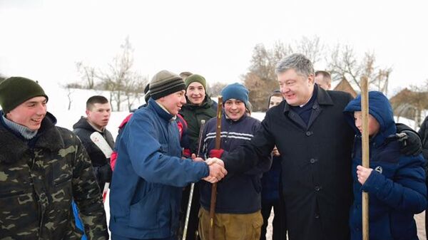 V Seti Vysmeyali Poroshenko Sfotografirovavshegosya S Derevenskimi Detmi Ria Novosti 19 01 2019