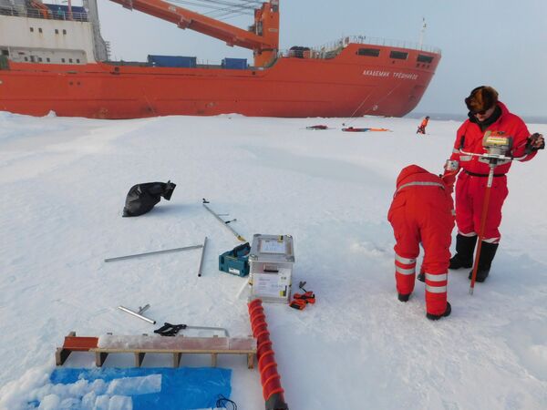 Ученые берут пробы морского льда. Восточно-Сибирское море, сентябрь, экспедиция Арктика-2018 Ученые берут пробы морского льда. Восточно-Сибирское море, сентябрь, экспедиция Арктика-2018