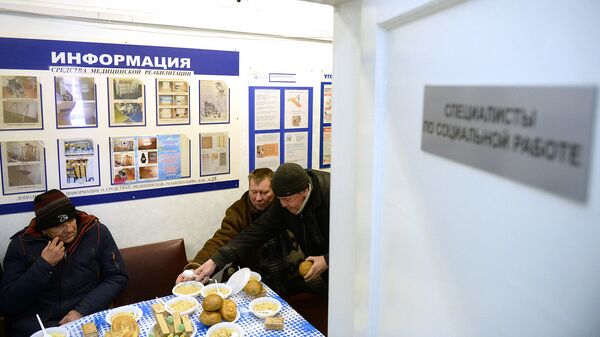 Лица без определенного места жительства получают горячее питание в центре социального обслуживания населения Лица без определенного места жительства получают горячее питание в центре социального обслуживания населения