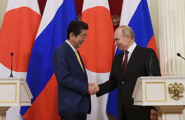 Президент России Владимир Путин и премьер-министр Японии Синдзо Абэ на пресс-конференции по итогам встречи в Москве Президент России Владимир Путин и премьер-министр Японии Синдзо Абэ на пресс-конференции по итогам встречи в Москве