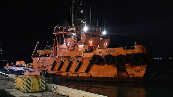 Судно с моряками, пострадавшими в результате пожара на судах в Керченском проливе, прибывает в торговый порт Керчи Судно с моряками, пострадавшими в результате пожара на судах в Керченском проливе, прибывает в торговый порт Керчи