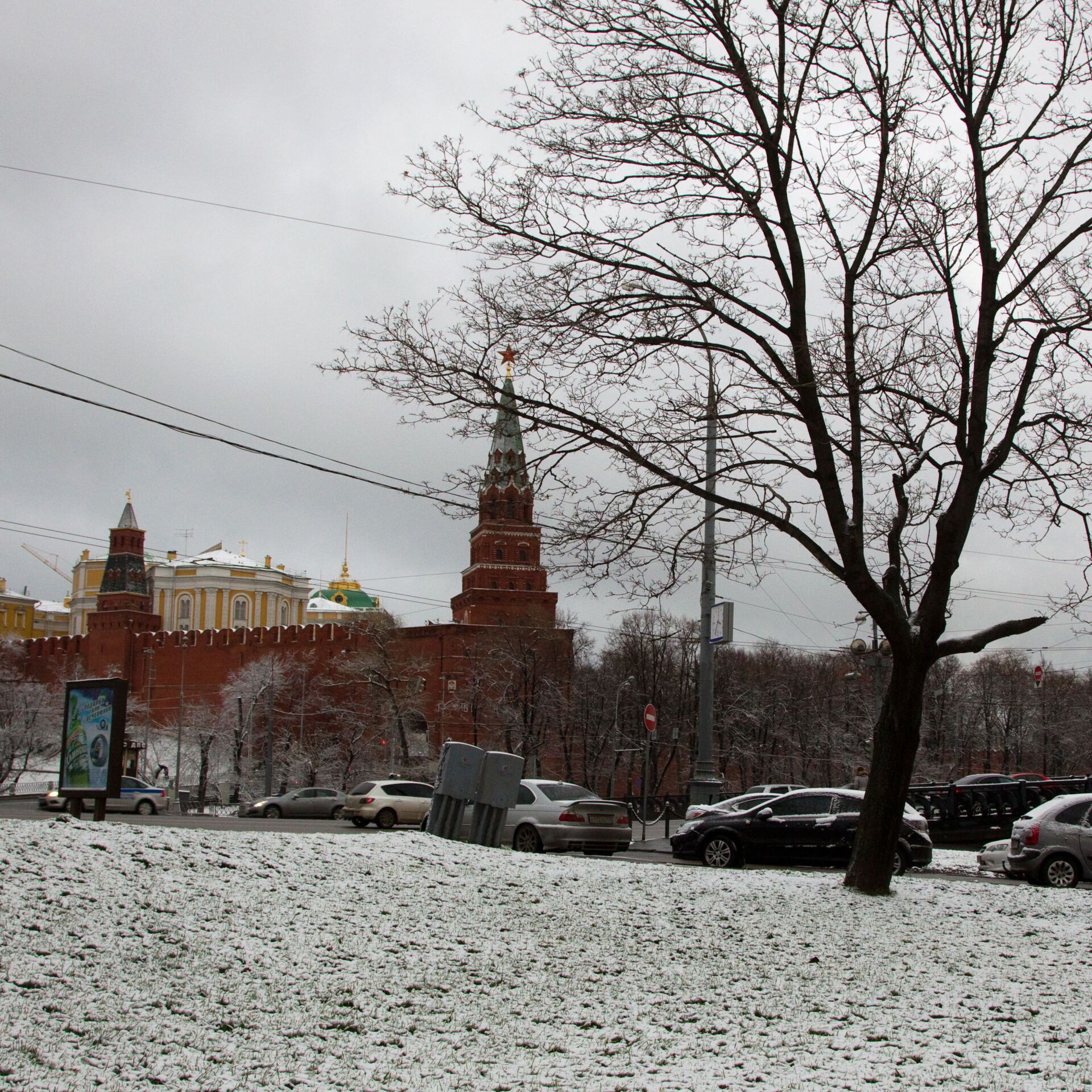 2010 ноябрь 27. Зима 2010 года в Москве. Выпадет снег на Кремль. Москва в ноябре фото.