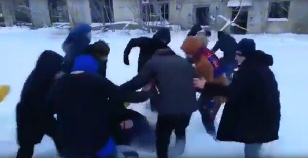 Кадр из видео с избиением подростков в Твери Кадр из видео с избиением подростков в Твери