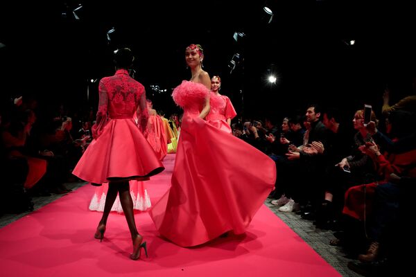 Показ коллекции Alexis Mabille на Неделе моды Haute Couture в Париже Показ коллекции Alexis Mabille на Неделе моды Haute Couture в Париже