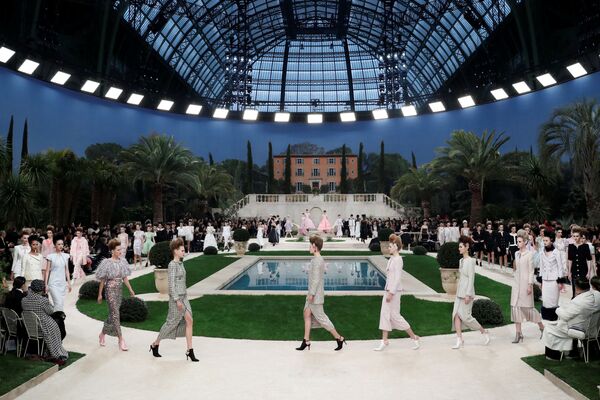 Показ коллекции Karl Lagerfeld на Неделе моды Haute Couture в Париже Показ коллекции Karl Lagerfeld на Неделе моды Haute Couture в Париже