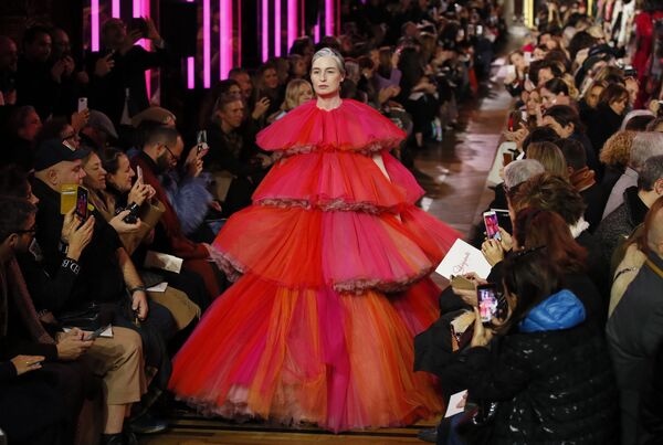 Показ коллекции Schiaparelli's на Неделе моды Haute Couture в Париже Показ коллекции Schiaparelli's на Неделе моды Haute Couture в Париже