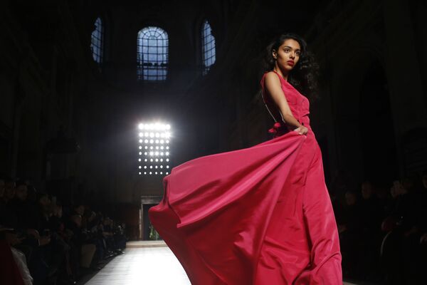Показ коллекции Julien Fournie на Неделе моды Haute Couture в Париже Показ коллекции Julien Fournie на Неделе моды Haute Couture в Париже