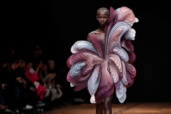 Показ коллекции Iris van Herpen на Неделе моды Haute Couture в Париже Показ коллекции Iris van Herpen на Неделе моды Haute Couture в Париже