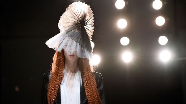 Показ коллекции Jean-Paul Gaultier на Неделе моды Haute Couture в Париже Показ коллекции Jean-Paul Gaultier на Неделе моды Haute Couture в Париже