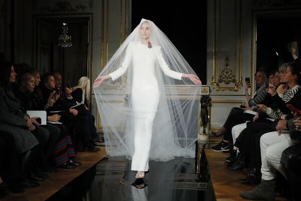 Показ коллекции Armani на Неделе моды Haute Couture в Париже Показ коллекции Armani на Неделе моды Haute Couture в Париже