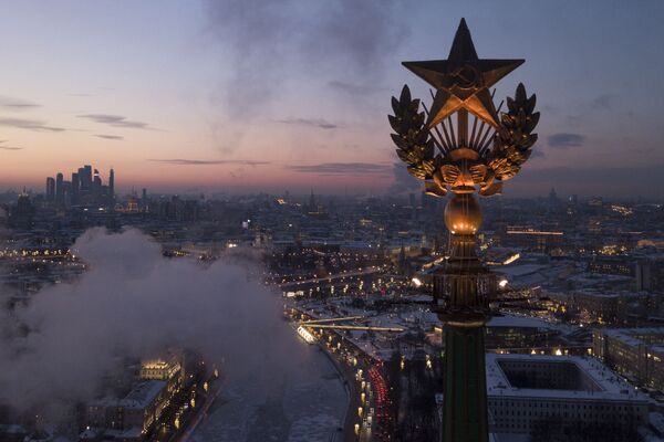 Звезда на крыше высотного здания на Котельнической набережной в Москве Звезда на крыше высотного здания на Котельнической набережной в Москве