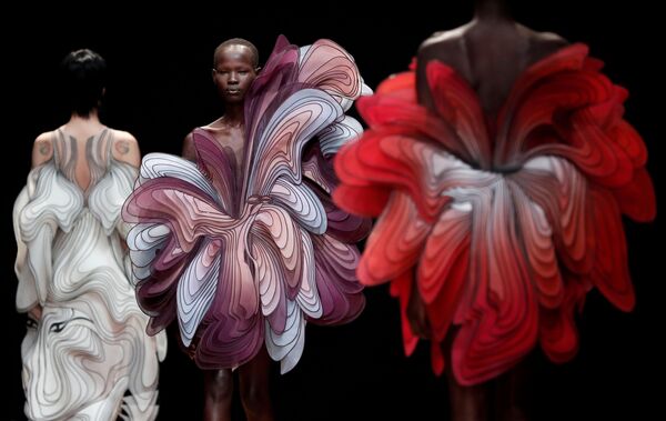 Модели во время показа коллекции Iris van Herpen на Неделе моды Haute Couture в Париже Модели во время показа коллекции Iris van Herpen на Неделе моды Haute Couture в Париже