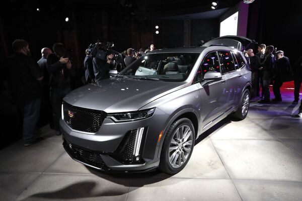 Автомобиль Cadillac XT6 на автосалоне в Детройте Автомобиль Cadillac XT6 на автосалоне в Детройте
