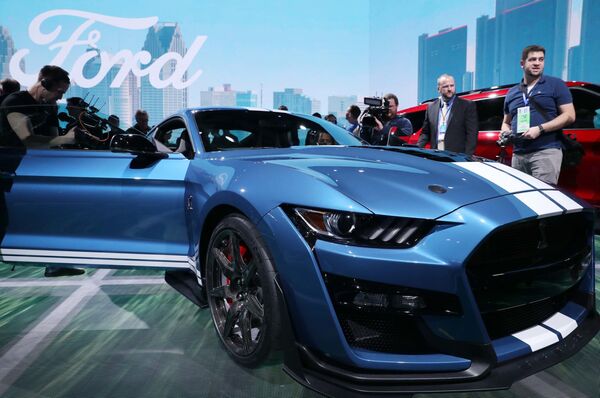 Автомобиль Ford Mustang Shelby GT500 на автосалоне в Детройте Автомобиль Ford Mustang Shelby GT500 на автосалоне в Детройте