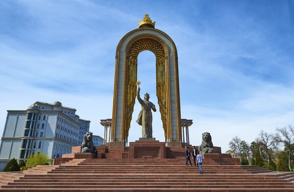 Монумент в честь Исмаила Самани на площади Дусти в Душанбе Монумент в честь Исмаила Самани на площади Дусти в Душанбе