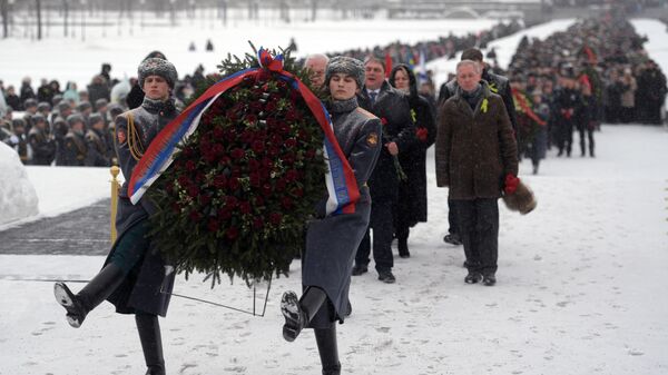 Торжественно-траурная церемонии возложения венков и цветов к монументу Мать-Родина на Пискаревском мемориальном кладбище в память о погибших в годы блокады Торжественно-траурная церемонии возложения венков и цветов к монументу Мать-Родина на Пискаревском мемориальном кладбище в память о погибших в годы блокады