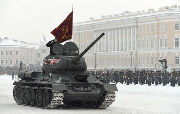 Танк Т-34-85 на параде в честь 75-летия снятия блокады Ленинграда на Дворцовой площади в Санкт-Петербурге. 27 января 2019 Танк Т-34-85 на параде в честь 75-летия снятия блокады Ленинграда на Дворцовой площади в Санкт-Петербурге. 27 января 2019