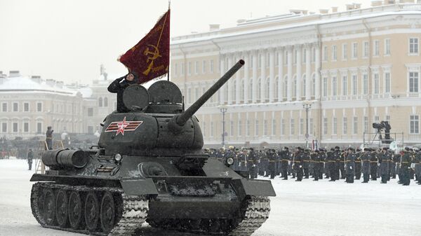 Танк Т-34-85 на параде в честь 75-летия снятия блокады Ленинграда на Дворцовой площади в Санкт-Петербурге. 27 января 2019 Танк Т-34-85 на параде в честь 75-летия снятия блокады Ленинграда на Дворцовой площади в Санкт-Петербурге. 27 января 2019