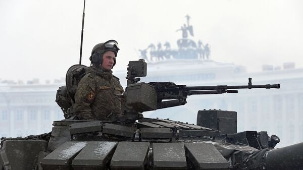 Военнослужащий в танке Т-72Б3 на параде в честь 75-летия снятия блокады Ленинграда на Дворцовой площади в Санкт-Петербурге. 27 января 2019 Военнослужащий в танке Т-72Б3 на параде в честь 75-летия снятия блокады Ленинграда на Дворцовой площади в Санкт-Петербурге. 27 января 2019