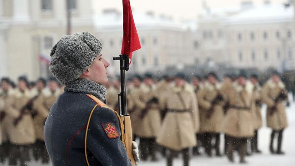 Участник парада в честь 75-летия снятия блокады Ленинграда на Дворцовой площади в Санкт-Петербурге. 27 января 2019 Участник парада в честь 75-летия снятия блокады Ленинграда на Дворцовой площади в Санкт-Петербурге. 27 января 2019