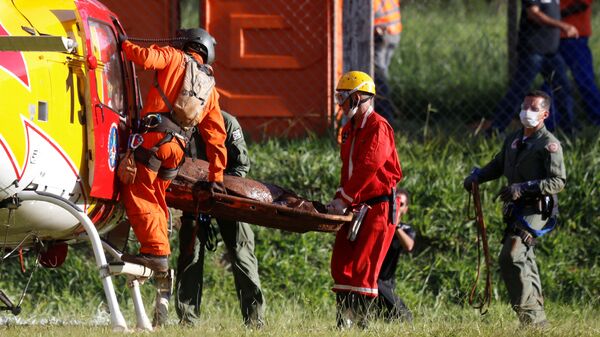 Спасатели на месте прорыва плотин на шахте корпорации Vale в муниципалитете Брумадинью в Бразилии Спасатели на месте прорыва плотин на шахте корпорации Vale в муниципалитете Брумадинью в Бразилии