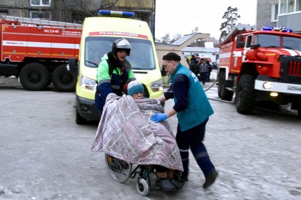 Эвакуация жительницы жилого дома в Улан-Удэ, в котором произошел пожар Эвакуация жительницы жилого дома в Улан-Удэ, в котором произошел пожар