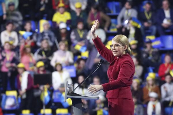 Лидер партии Батькивщина Юлия Тимошенко выступает на съезде партии Лидер партии Батькивщина Юлия Тимошенко выступает на съезде партии