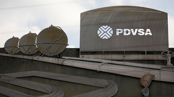 Логотип государственной нефтяной компании PDVSA на здании штаб-квартиры в Каракасе, Венесуэла Логотип государственной нефтяной компании PDVSA на здании штаб-квартиры в Каракасе, Венесуэла