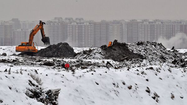 Экскаватор на полигоне твердых бытовых отходов Кучино в Балашихе Московской области, где проводится рекультивация полигона Экскаватор на полигоне твердых бытовых отходов Кучино в Балашихе Московской области, где проводится рекультивация полигона