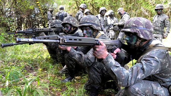 Пехотинцы бразильской армии с винтовками FN FAL 