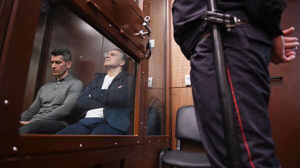 Бизнесмен Зиявудин Магомедов и генеральный директор фирмы Интекс группы Сумма Артур Максидов на заседании Тверского суда Москвы Бизнесмен Зиявудин Магомедов и генеральный директор фирмы Интекс группы Сумма Артур Максидов на заседании Тверского суда Москвы