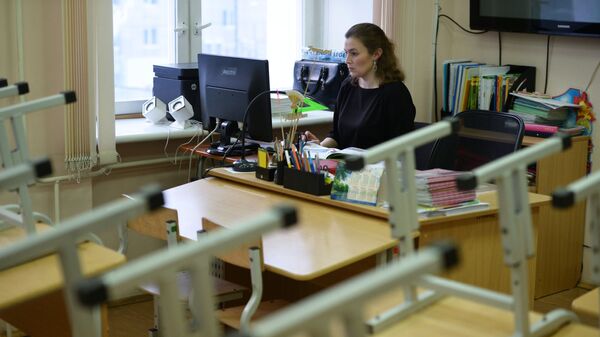 Преподаватель в пустом учебном классе школы №76 в Екатеринбурге Преподаватель в пустом учебном классе школы №76 в Екатеринбурге