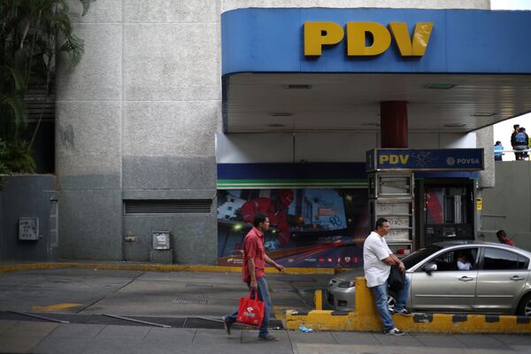 Жители Каракаса у заправочной станции PDVSA Жители Каракаса у заправочной станции PDVSA