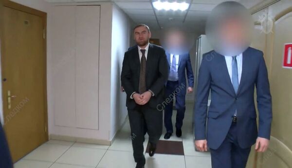 Сенатор от Карачаево-Черкесии Рауф Арашуков доставлен в Следственный Комитет РФ Сенатор от Карачаево-Черкесии Рауф Арашуков доставлен в Следственный Комитет РФ