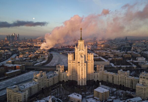 Высотка на Котельнической набережной в Москве Высотка на Котельнической набережной в Москве