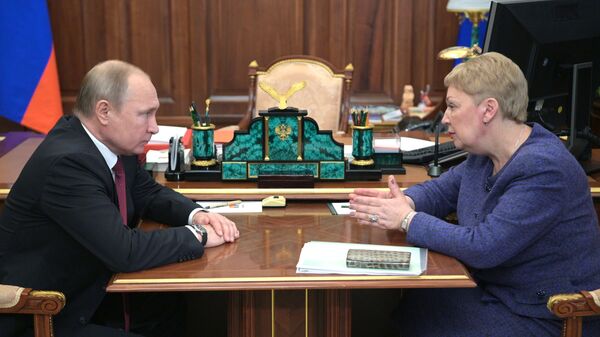 Президент РФ Владимир Путин и министр просвещения РФ Ольга Васильева во время встречи Президент РФ Владимир Путин и министр просвещения РФ Ольга Васильева во время встречи