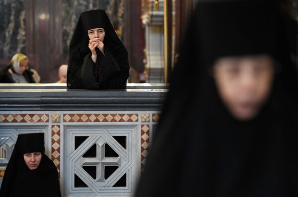 Монахини после божественной литургии, которую провел патриарх Московский и всея Руси Кирилл в храме Христа Спасителя Монахини после божественной литургии, которую провел патриарх Московский и всея Руси Кирилл в храме Христа Спасителя