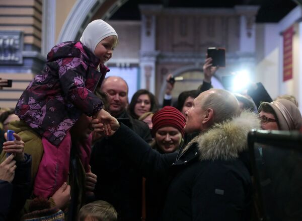 Президент РФ Владимир Путин во время посещения выставки патриотического объединения Ленрезерв, посвященной 75-летию полного освобождения Ленинграда от фашистской блокады Президент РФ Владимир Путин во время посещения выставки патриотического объединения Ленрезерв, посвященной 75-летию полного освобождения Ленинграда от фашистской блокады