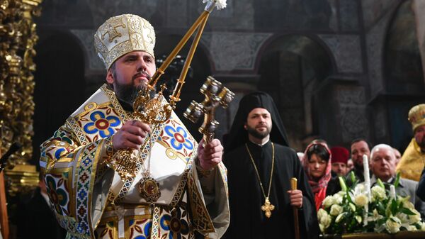 Глава новой церкви Украины Епифаний во время интронизации в Софийском соборе Киева, Украина Глава новой церкви Украины Епифаний во время интронизации в Софийском соборе Киева, Украина