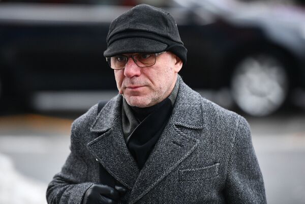 Бывший директор Гоголь-центра Алексей Малобродский перед зданием Мещанского суда Москвы Бывший директор Гоголь-центра Алексей Малобродский перед зданием Мещанского суда Москвы