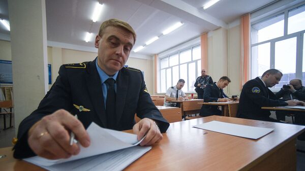 За четыре часа курсантам предстояло ответить на вопросы теоретической части, в которую входили задания по английскому языку, аэродинамике, навигации, пилотированию и метеорологии За четыре часа курсантам предстояло ответить на вопросы теоретической части, в которую входили задания по английскому языку, аэродинамике, навигации, пилотированию и метеорологии