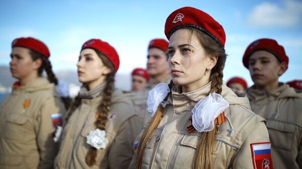 Юнармейцы во время городской патриотической акции Белые чайки в Новороссийске