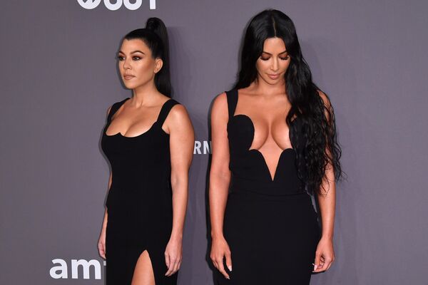 Кортни Кардашьян и Ким Кардашьян на торжественном мероприятии AmfAR Gala в Нью-Йорке Кортни Кардашьян и Ким Кардашьян на торжественном мероприятии AmfAR Gala в Нью-Йорке