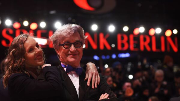 Немецкий режиссер Вим Вендерс и его супруга Доната Вендерс на красной дорожке церемонии открытия 69-го Берлинского международного кинофестиваля Берлинале - 2019 Немецкий режиссер Вим Вендерс и его супруга Доната Вендерс на красной дорожке церемонии открытия 69-го Берлинского международного кинофестиваля Берлинале - 2019