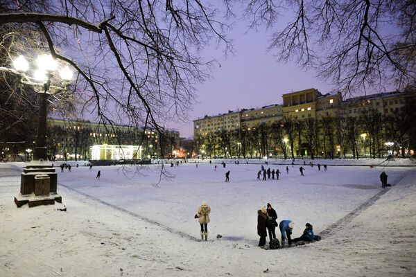 Люди катаются на коньках на Патриарших прудах в Москве Люди катаются на коньках на Патриарших прудах в Москве