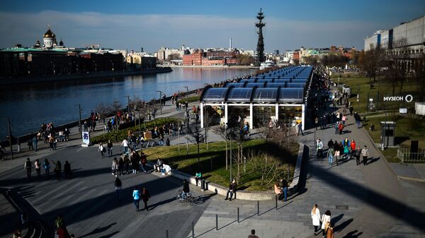 Отдыхающие в Парке искусств Музеон в Москве Отдыхающие в Парке искусств Музеон в Москве