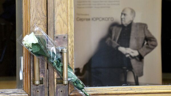 Цветы у входа в театр имени Моссовета в память о народном артисте России Сергее Юрском, скончавшемся в Москве в возрасте 83 лет. 8 февраля 2019 Цветы у входа в театр имени Моссовета в память о народном артисте России Сергее Юрском, скончавшемся в Москве в возрасте 83 лет. 8 февраля 2019